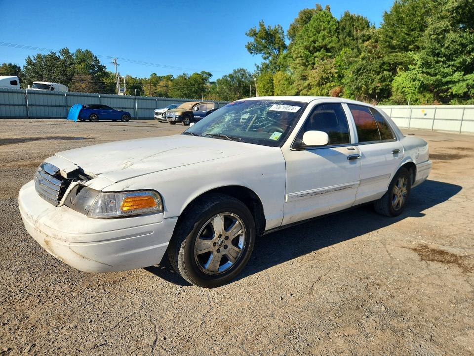 2011 Ford Crown Victoria მანქანა იყიდება აუქციონზე, vin: 2FABP7EV8BX184552, აუქციონის ნომერი: 70616826