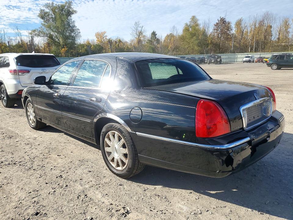 Продажа на аукционе авто 2011 Lincoln Town Car, vin: 2LNBL8CV1BX764624, номер лота: 73149606
