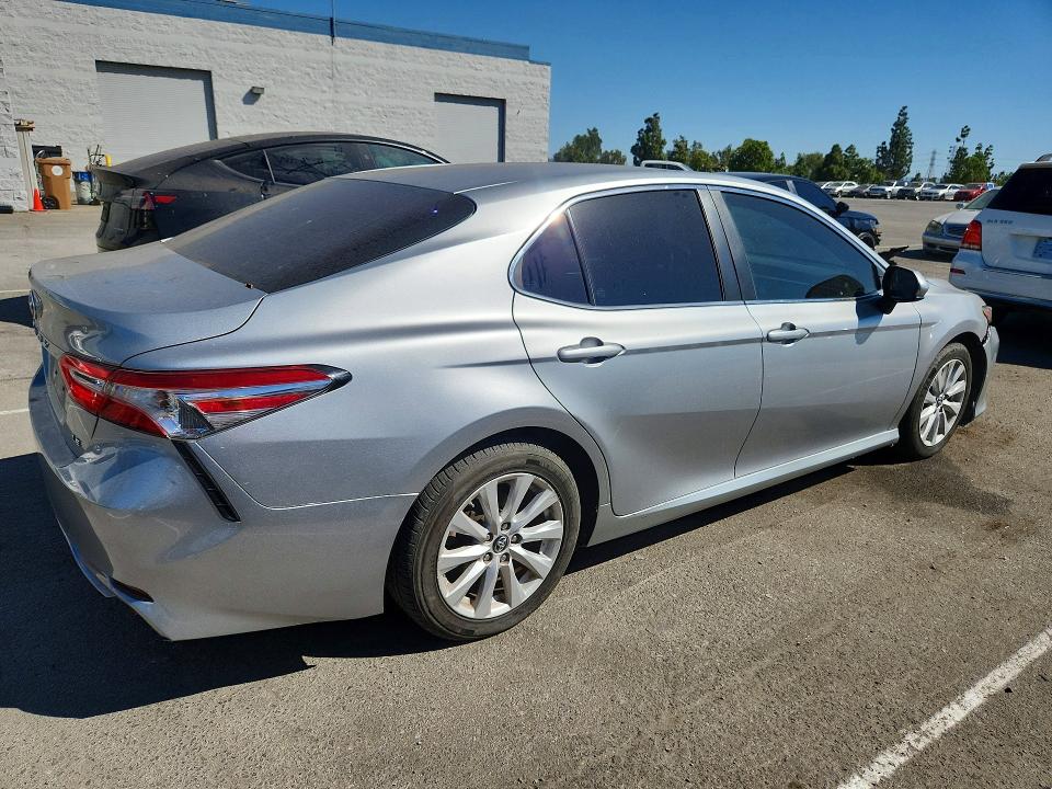 71632366 :رقم المزاد ، 4T1B11HK2JU099833 vin ، 2018 Toyota Camry مزاد بيع