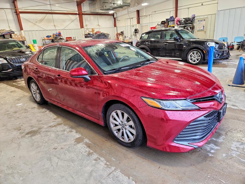 71566826 :رقم المزاد ، 4T1B11HK3KU813020 vin ، 2019 Toyota Camry مزاد بيع