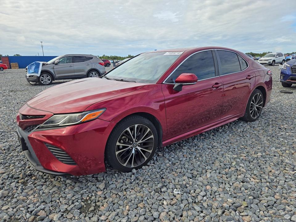71059216 :رقم المزاد ، 4T1B11HKXJU611077 vin ، 2018 Toyota Camry مزاد بيع