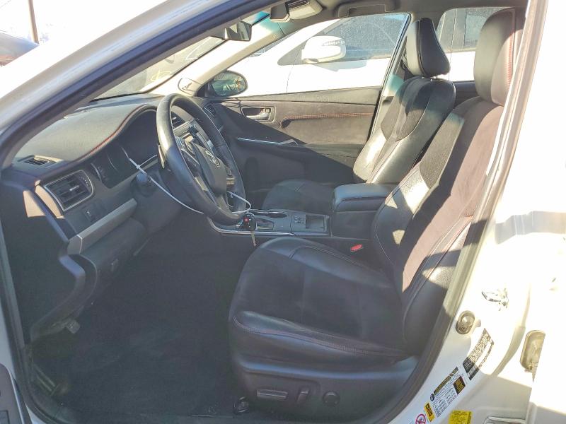 70300946 :رقم المزاد ، 4T1BF1FK4FU041685 vin ، 2015 Toyota Camry مزاد بيع