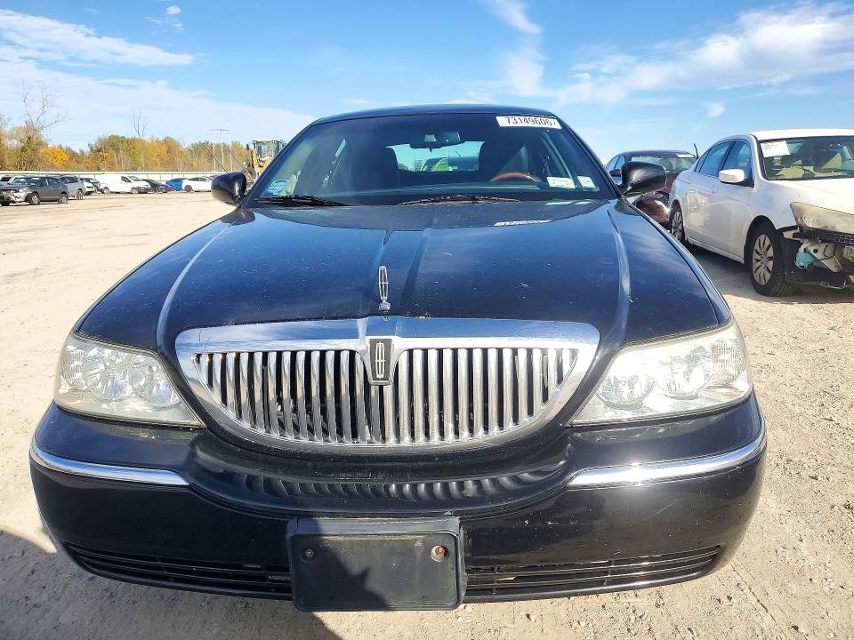 Продажа на аукционе авто 2011 Lincoln Town Car, vin: 2LNBL8CV1BX764624, номер лота: 73149606