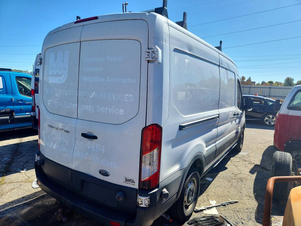 71389276 :رقم المزاد ، 1FTNR2CM2FKA03369 vin ، 2015 Ford Transit مزاد بيع
