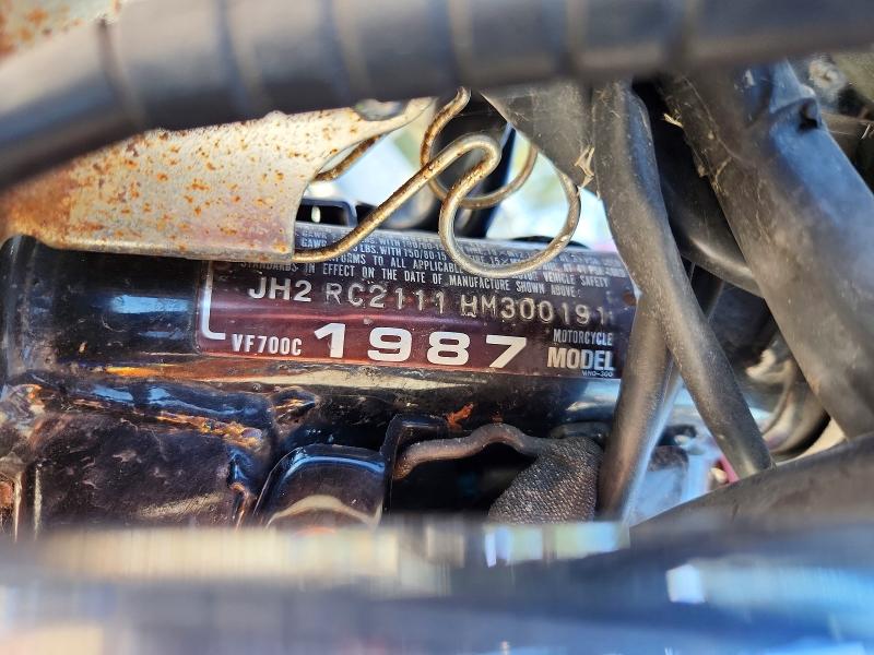 71487916 :رقم المزاد ، JH2RC2111HM300191 vin ، 1987 Honda Vf700 مزاد بيع