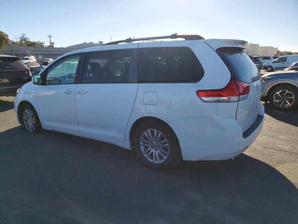 2011 Toyota Sienna მანქანა იყიდება აუქციონზე, vin: 5TDYK3DC5BS114899, აუქციონის ნომერი: 72773316