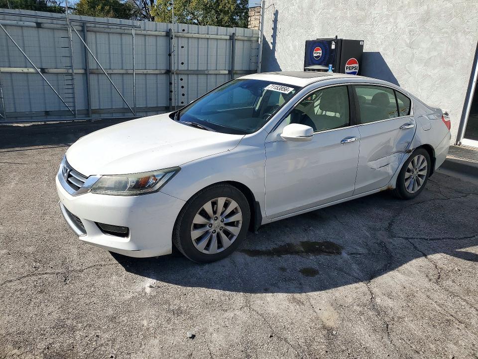 71153856 :رقم المزاد ، 1HGCR2F82FA038572 vin ، 2015 Honda Accord مزاد بيع