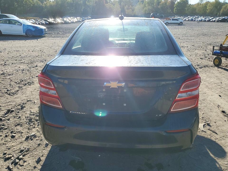 72005666 :رقم المزاد ، 1G1JD5SG2H4132626 vin ، 2017 Chevrolet Sonic مزاد بيع