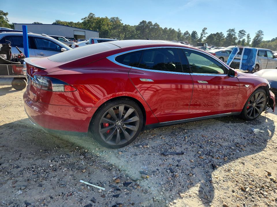 70314796 :رقم المزاد ، 5YJSA1E4XFF113987 vin ، 2015 Tesla Model S مزاد بيع