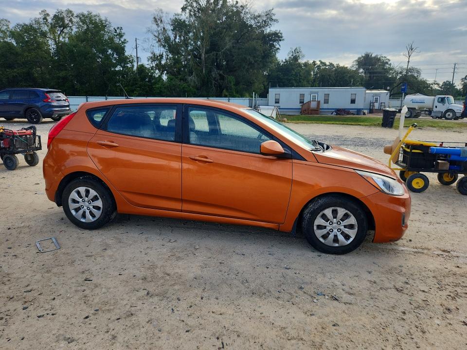 2017 Hyundai Accent მანქანა იყიდება აუქციონზე, vin: KMHCT5AE5HU327862, აუქციონის ნომერი: 70894926