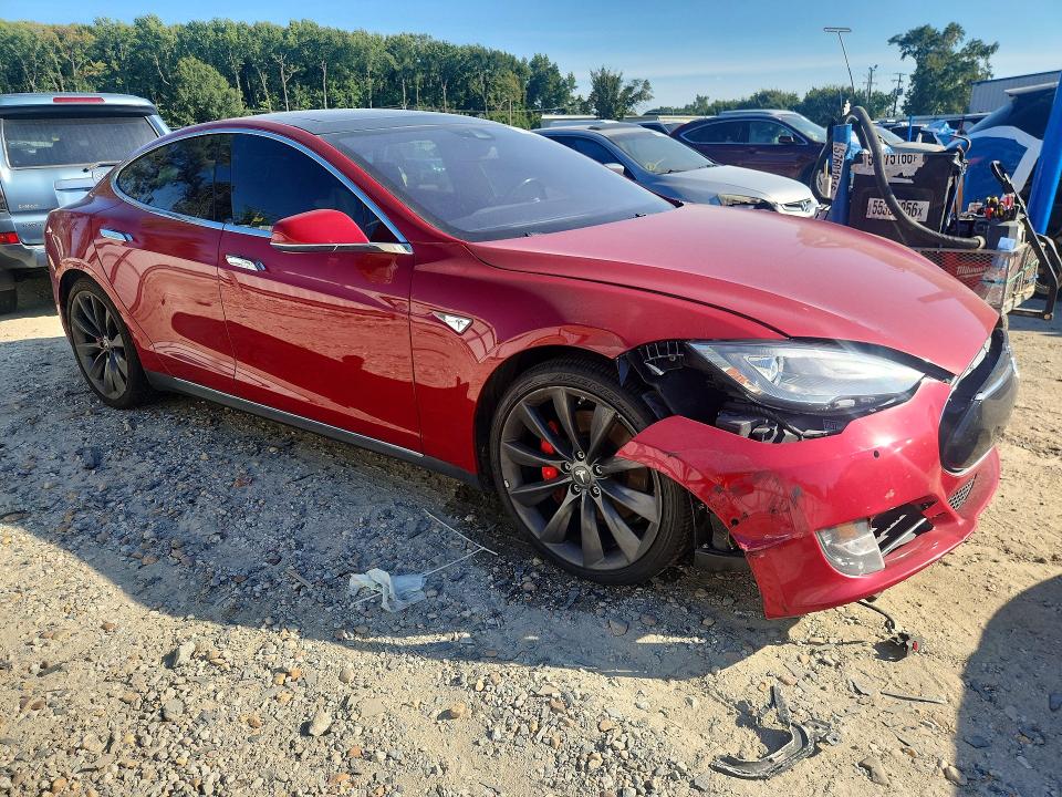 70314796 :رقم المزاد ، 5YJSA1E4XFF113987 vin ، 2015 Tesla Model S مزاد بيع