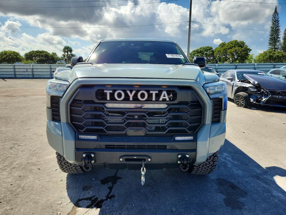 Продажа на аукционе авто 2022 Toyota Tundra, vin: 5TFPC5DB7NX011428, номер лота: 71901816