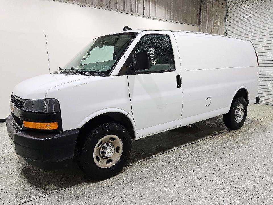 71805056 :رقم المزاد ، 1GCWGAFP8N1217250 vin ، 2022 Chevrolet Express G2500 مزاد بيع