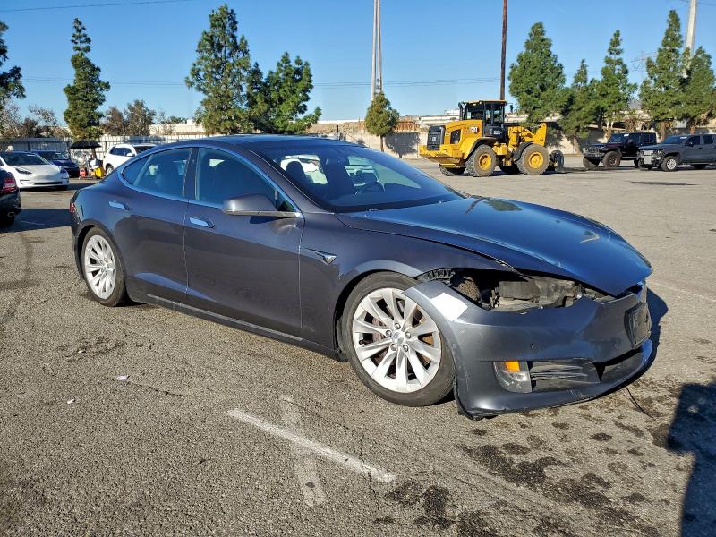 90826585 :رقم المزاد ، 5YJSA1E23JF261860 vin ، 2018 Tesla Model S مزاد بيع