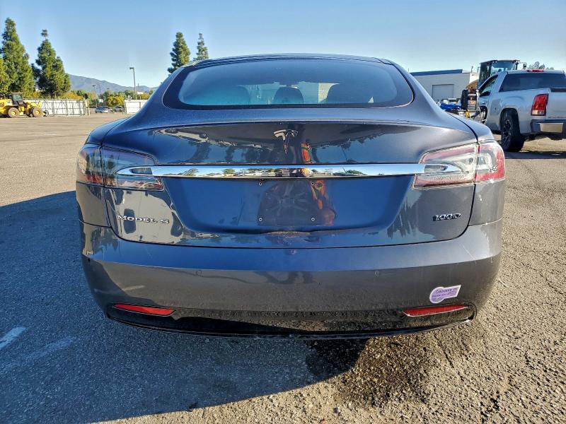 90826585 :رقم المزاد ، 5YJSA1E23JF261860 vin ، 2018 Tesla Model S مزاد بيع