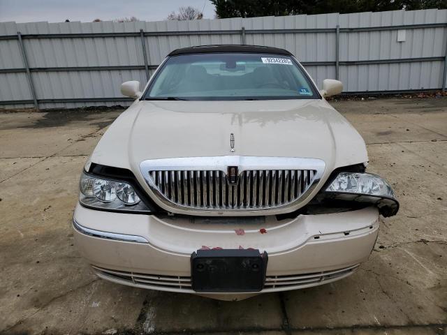 92342285 :رقم المزاد ، 1LNHM83W23Y619173 vin ، 2003 Lincoln Town Car مزاد بيع