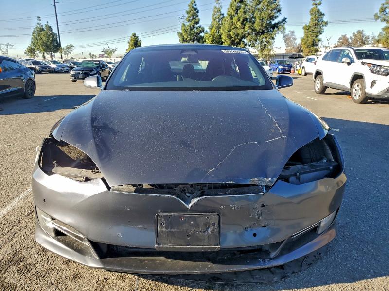 90826585 :رقم المزاد ، 5YJSA1E23JF261860 vin ، 2018 Tesla Model S مزاد بيع