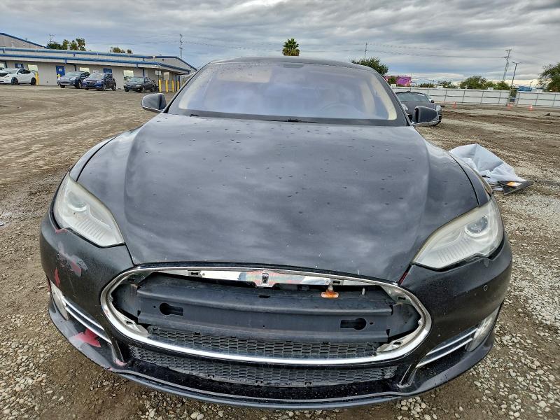 94360345 :رقم المزاد ، 5YJSA1DG8DFP03663 vin ، 2013 Tesla Model S مزاد بيع