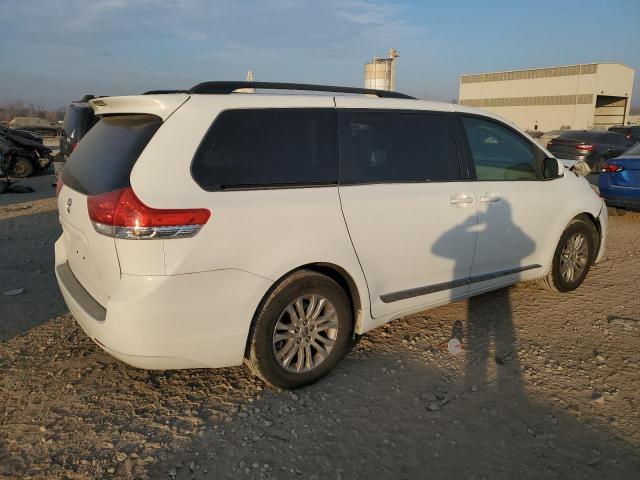 93550225 :رقم المزاد ، 5TDYK3DC2BS105514 vin ، 2011 Toyota Sienna مزاد بيع