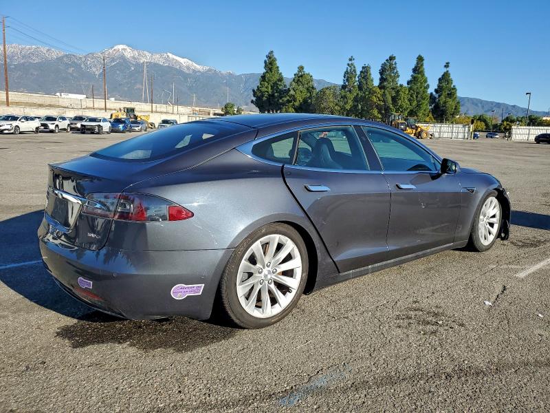 90826585 :رقم المزاد ، 5YJSA1E23JF261860 vin ، 2018 Tesla Model S مزاد بيع
