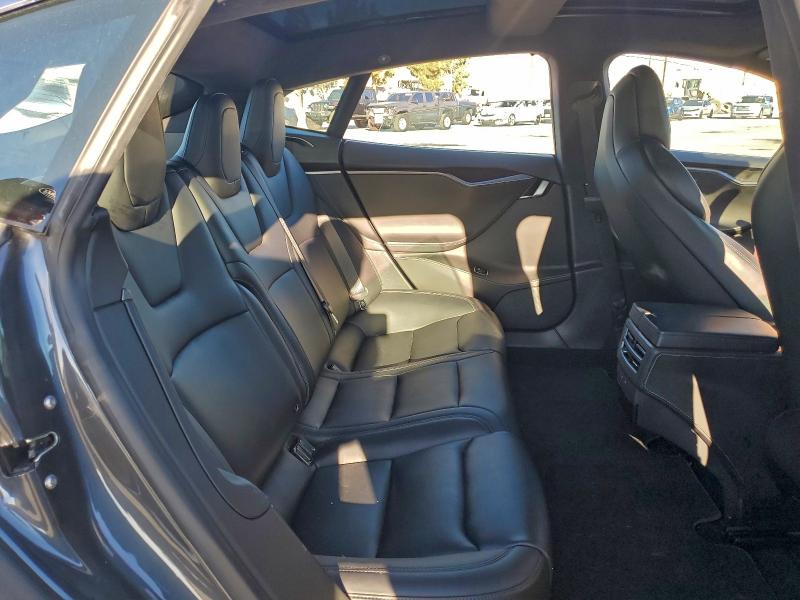 90826585 :رقم المزاد ، 5YJSA1E23JF261860 vin ، 2018 Tesla Model S مزاد بيع