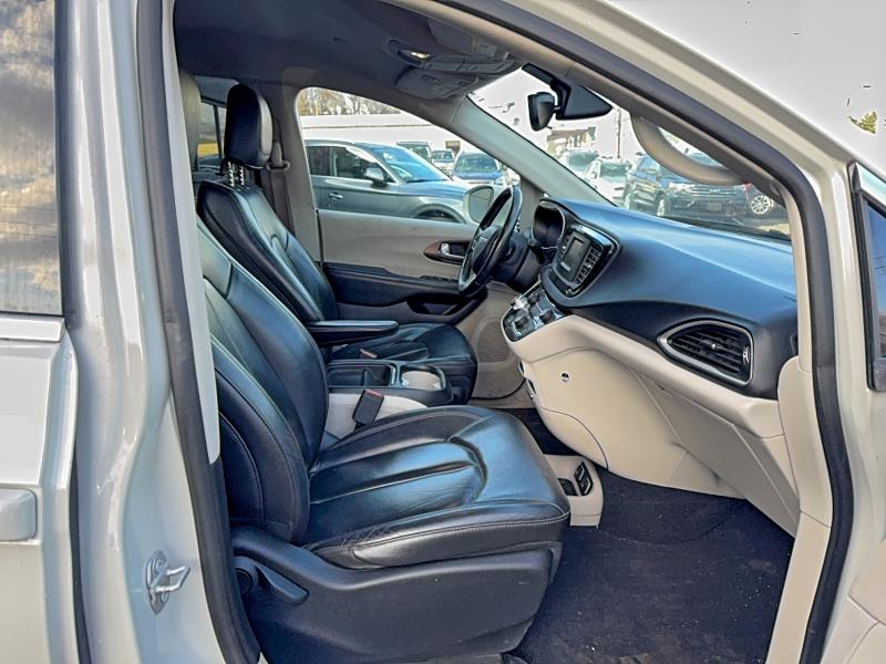 94413005 :رقم المزاد ، 2C4RC1BG4HR670635 vin ، 2017 Chrysler Pacifica T مزاد بيع