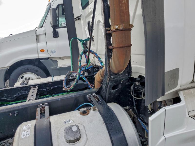 Продаж на аукціоні авто 2014 Freightliner Cascadia, vin: 1FUBGEDV7ELFT4301, номер лоту: 93030815