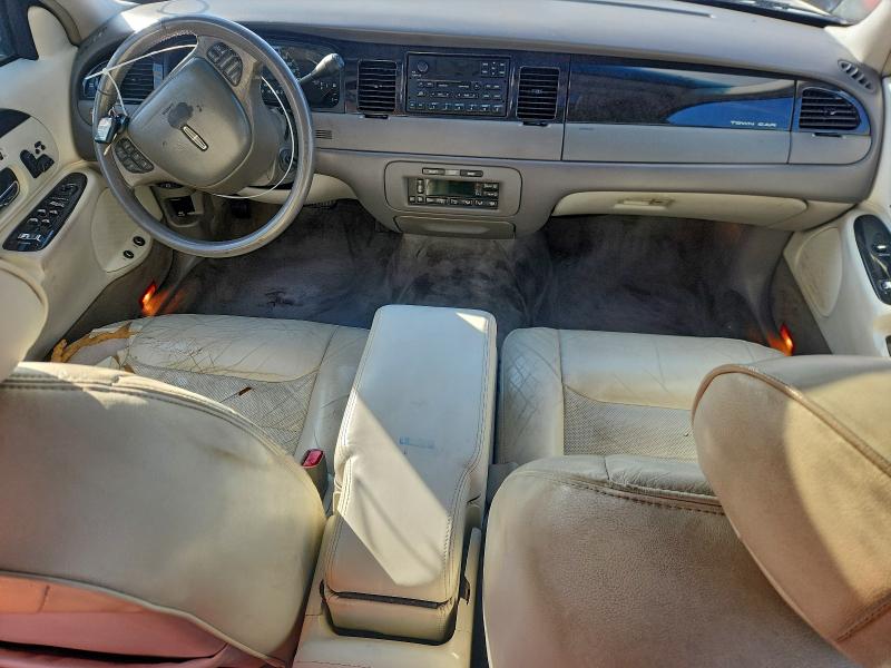 93235825 :رقم المزاد ، 1LNHM82W5YY864154 vin ، 2000 Lincoln Town Car مزاد بيع