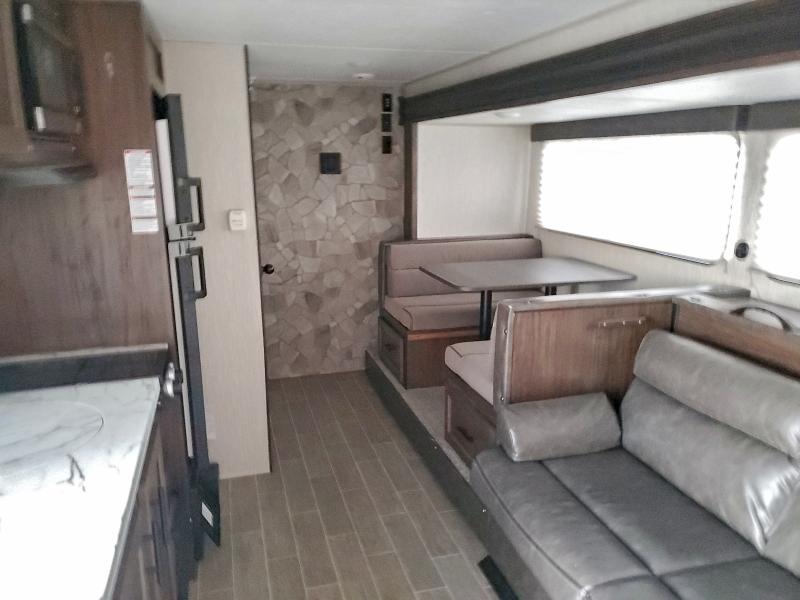 93212485 :رقم المزاد ، 5ZT2CKGC8MY007358 vin ، 2021 Frrv Grey Wolf مزاد بيع