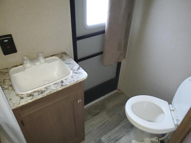92983345 :رقم المزاد ، 4YDT31R28J7244645 vin ، 2018 Keystone Hideout مزاد بيع