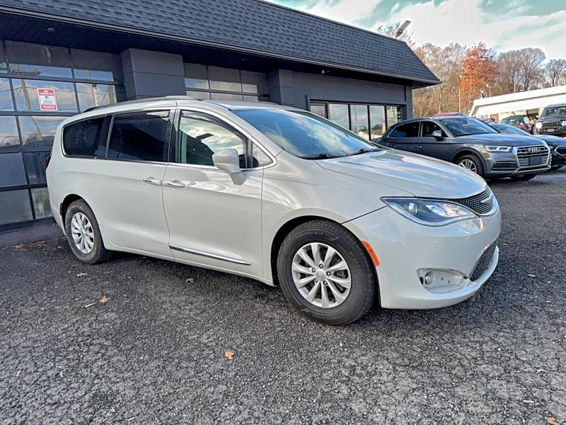 94413005 :رقم المزاد ، 2C4RC1BG4HR670635 vin ، 2017 Chrysler Pacifica T مزاد بيع