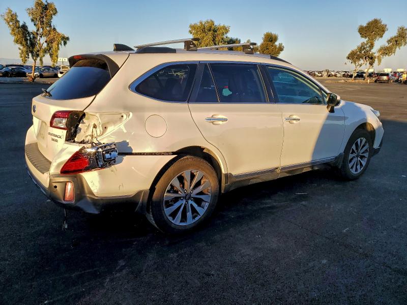 94254555 :رقم المزاد ، 4S4BSETC9J3260186 vin ، 2018 Subaru Outback مزاد بيع