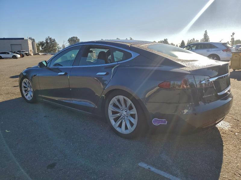 90826585 :رقم المزاد ، 5YJSA1E23JF261860 vin ، 2018 Tesla Model S مزاد بيع