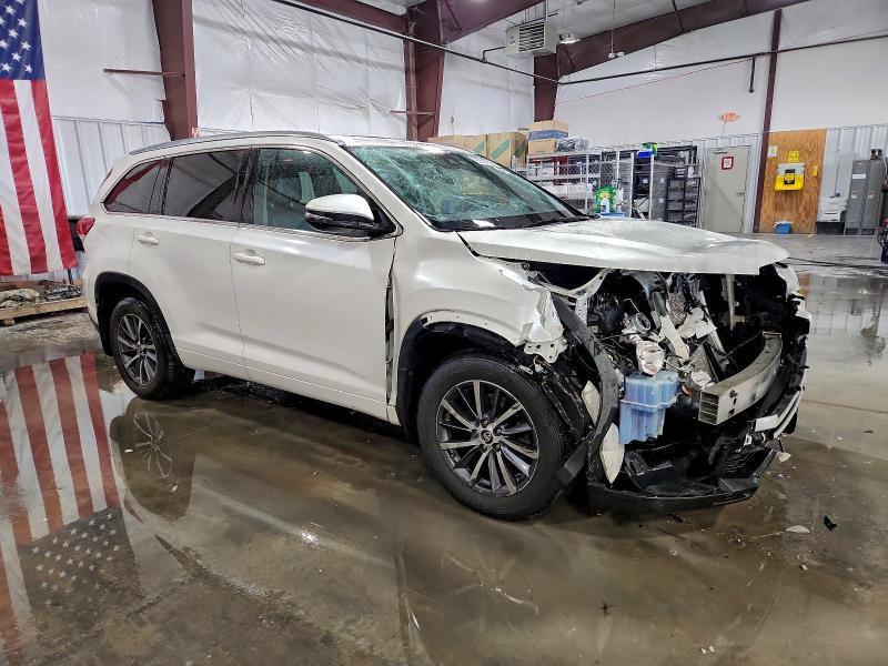 Продаж на аукціоні авто 2018 Toyota Highlander, vin: 5TDJZRFH6JS880566, номер лоту: 95357825