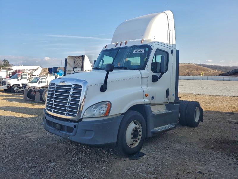 2015 Freightliner Cascadia მანქანა იყიდება აუქციონზე, vin: 1FUBGEDV5FLGH4750, აუქციონის ნომერი: 93057395