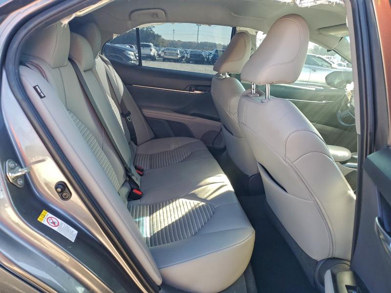 96235315 :رقم المزاد ، 4T1B11HK9JU120595 vin ، 2018 Toyota Camry مزاد بيع