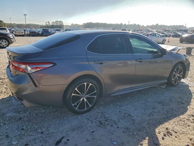 96235315 :رقم المزاد ، 4T1B11HK9JU120595 vin ، 2018 Toyota Camry مزاد بيع