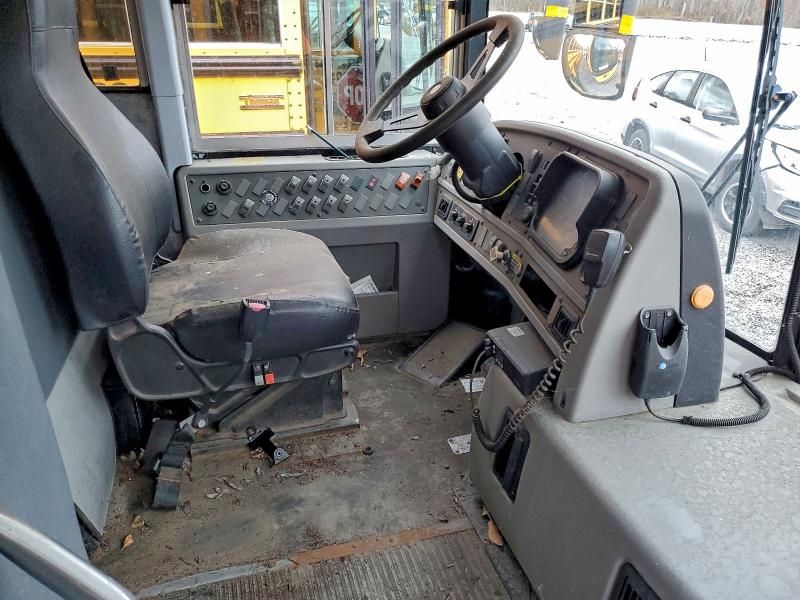 86534845 :رقم المزاد ، 1T7YN4E27C1149979 vin ، 2012 Thomas Saf-t-liner Hdx مزاد بيع