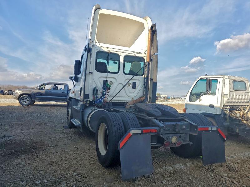 2015 Freightliner Cascadia მანქანა იყიდება აუქციონზე, vin: 1FUBGEDV5FLGH4750, აუქციონის ნომერი: 93057395
