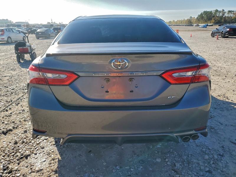 96235315 :رقم المزاد ، 4T1B11HK9JU120595 vin ، 2018 Toyota Camry مزاد بيع