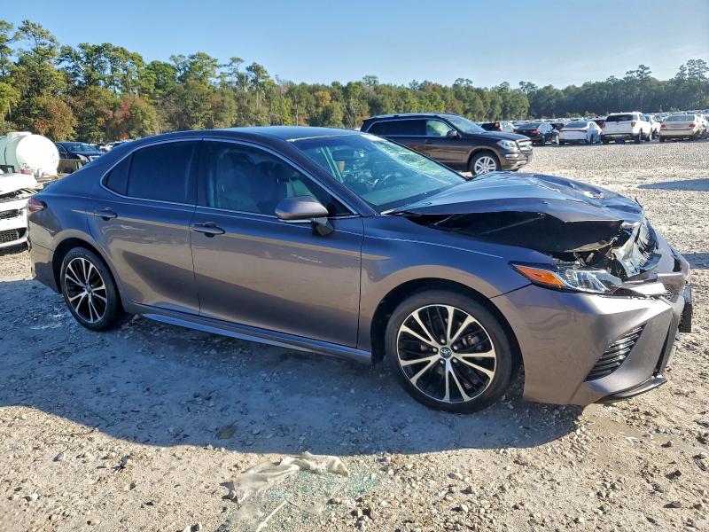 96235315 :رقم المزاد ، 4T1B11HK9JU120595 vin ، 2018 Toyota Camry مزاد بيع