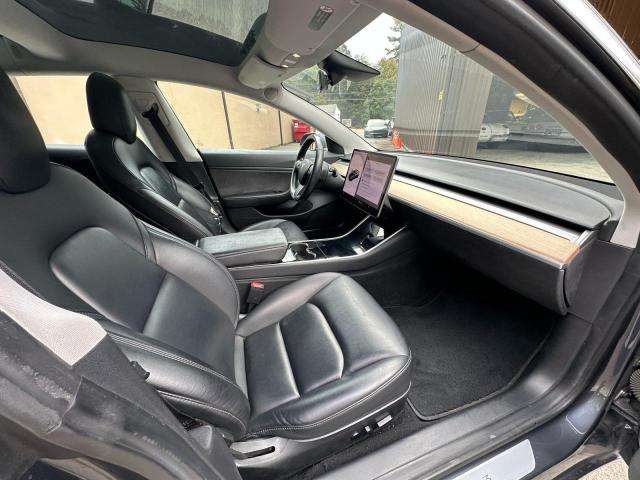 99081765 :رقم المزاد ، 5YJ3E1EB1JF119421 vin ، 2018 Tesla Model 3 مزاد بيع