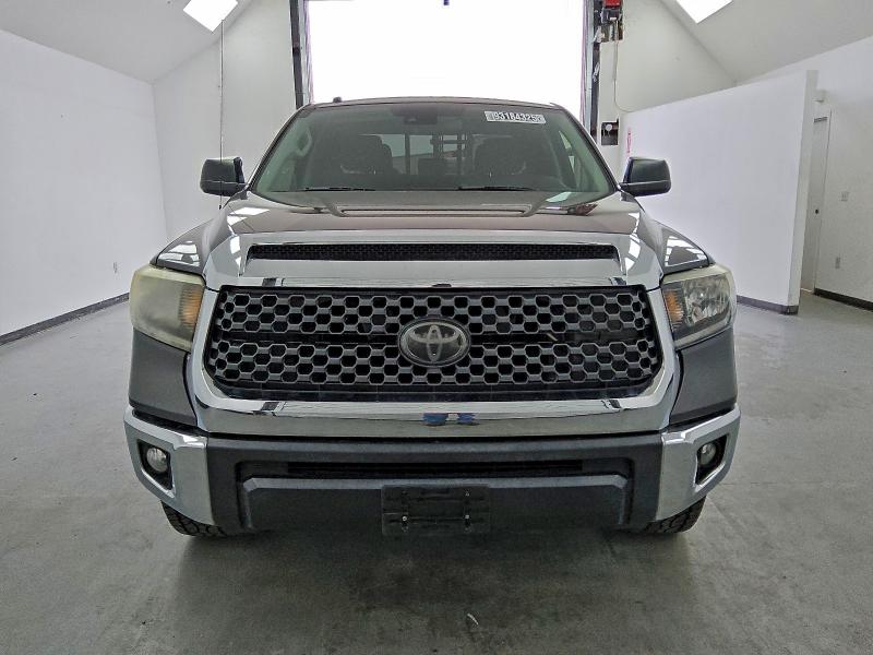 93184325 :رقم المزاد ، 5TFRM5F13JX131344 vin ، 2018 Toyota Tundra مزاد بيع