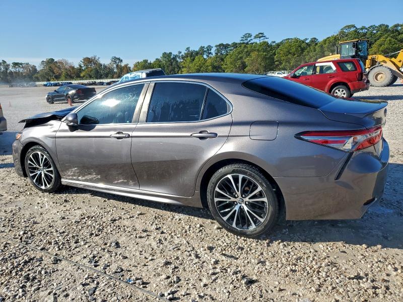 96235315 :رقم المزاد ، 4T1B11HK9JU120595 vin ، 2018 Toyota Camry مزاد بيع