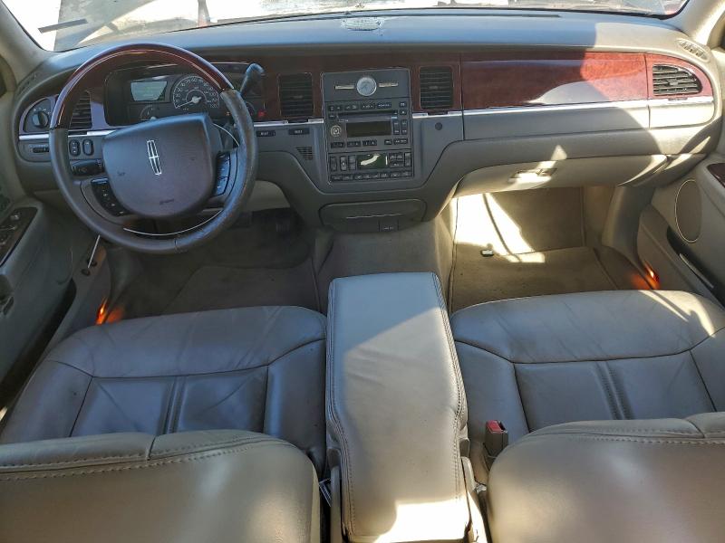 48519796 :رقم المزاد ، 1LNHM82WX5Y660641 vin ، 2005 Lincoln Town Car مزاد بيع