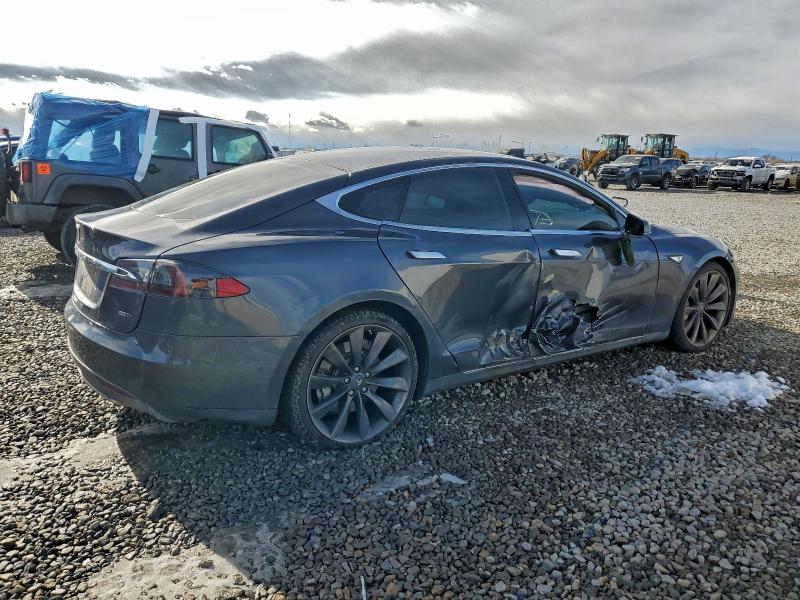2015 Tesla Model S მანქანა იყიდება აუქციონზე, vin: 5YJSA1H24FFP69371, აუქციონის ნომერი: 95893645