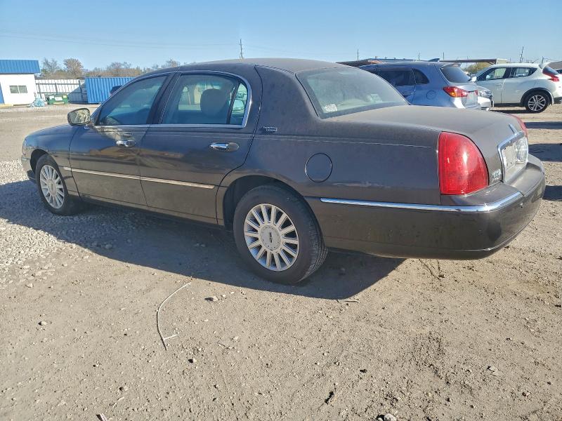 48519796 :رقم المزاد ، 1LNHM82WX5Y660641 vin ، 2005 Lincoln Town Car مزاد بيع