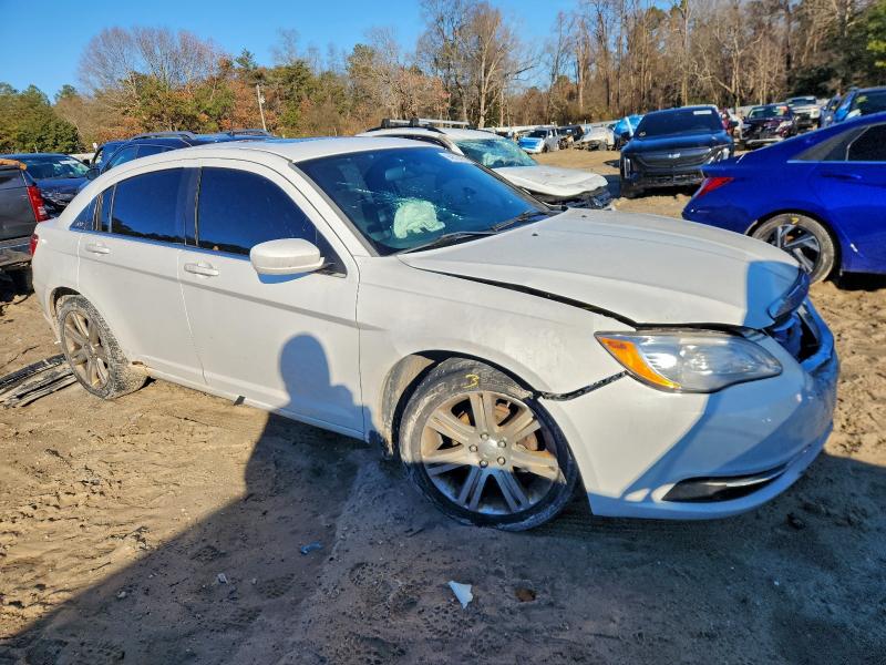 2011 Chrysler 200 მანქანა იყიდება აუქციონზე, vin: 1C3BC1FG8BN615710, აუქციონის ნომერი: 94813425