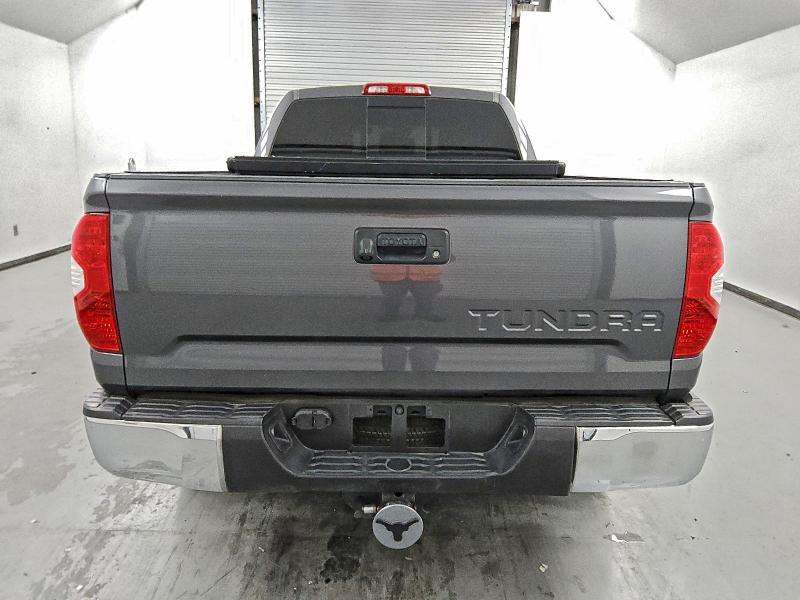 93184325 :رقم المزاد ، 5TFRM5F13JX131344 vin ، 2018 Toyota Tundra مزاد بيع