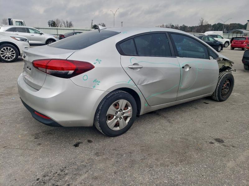 95954915 :رقم المزاد ، 3KPFK4A70JE258003 vin ، 2018 Kia Forte مزاد بيع